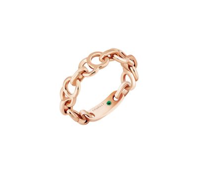 une bague en or rose ornée d'un maillon de chaîne et d'une émeraude