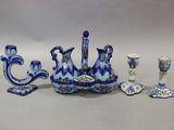 quatre pièces de poterie bleue et blanche posées sur une table