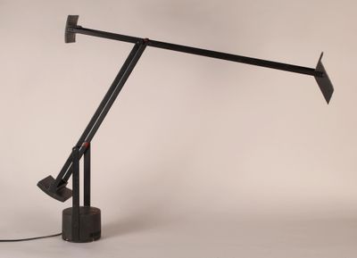 une lampe de bureau noire avec un pied noir et un bras noir