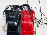 deux téléphones portables branchés sur un chargeur