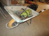 une brouette sur laquelle est posé un tube jaune, dans un garage