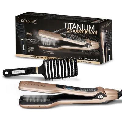 une brosse à cheveux et un peigne posés devant une boîte