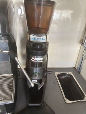 un moulin à café posé sur un plan de travail à côté d'un évier