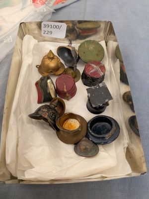 une boîte contenant un grand nombre d'objets différents