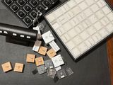 un clavier, des touches de clavier et un clavier posé sur une table