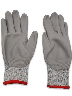 une paire de gants gris aux bouts des doigts rouges sur fond blanc