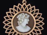 un pendentif plaqué or représentant une femme de profil
