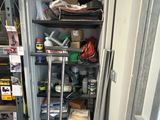 une grande armoire métallique contenant de nombreux outils