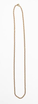 collier avec une chaîne en or sur fond blanc