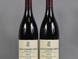 deux bouteilles de vin rouge posées l'une à côté de l'autre sur une table