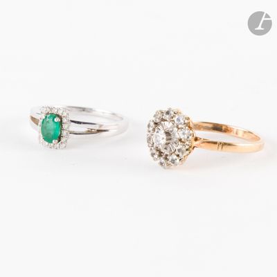 deux bagues ornées de diamants et d'émeraudes sur fond blanc