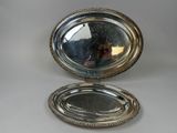 un plateau en argent avec un miroir à l'intérieur, posé sur une table