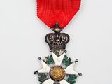 une image représentant une médaille ornée d'un ruban rouge et d'une couronne