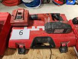 une photo d'une boîte à outils rouge sur laquelle sont posés des outils