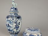 deux vases bleus et blancs et une petite boîte posés sur une table