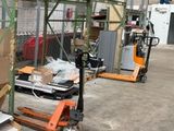 un chariot élévateur à fourche garé dans un entrepôt