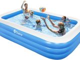 une piscine gonflable où des gens jouent avec un ballon