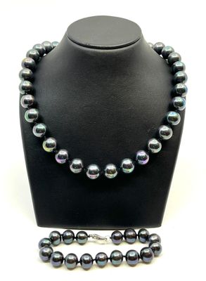 Parure comprenant un collier et un bracelet en billes rondes…