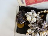 une petite boîte sur laquelle sont disposés de nombreux bijoux