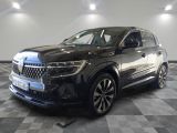le 4x4 noir est garé sur le sol en damier d'un garage