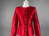 une veste rouge sur un mannequin, un mannequin, un mannequin, un mannequin, un mannequin, un mannequin, un mannequin, un mannequin, un mannequin