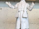 une statue représentant un homme debout sur une table
