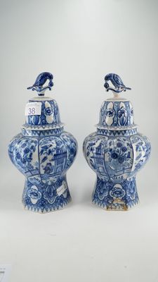 deux vases bleus et blancs sur lesquels sont perchés des oiseaux