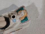 une figurine représentant un homme et une femme sur un bateau