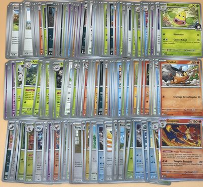 gros plan d'un jeu de cartes sur une table
