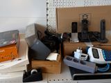 de nombreux appareils électroniques posés sur une étagère dans une pièce