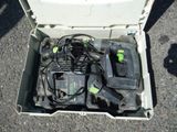 une boîte contenant un tas d'outils
