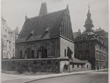 une photo en noir et blanc d'un vieux bâtiment situé à l'angle d'une rue