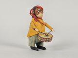figurine représentant un singe jouant du tambour et portant une veste jaune