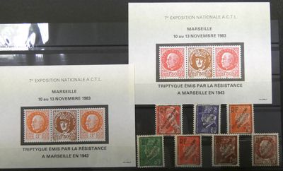 Plusieurs timbres différents sont exposés dans une vitrine.