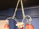 un lustre suspendu au plafond d'une salle de bains
