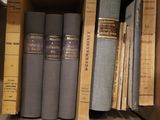 de nombreux livres qui se trouvent sur une étagère dans une boîte à livres
