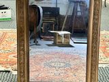 un miroir posé sur un tapis, à même le sol