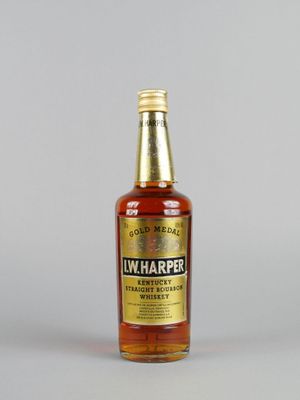 une photo d'une bouteille de whisky posée sur une table