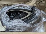 une boîte contenant une chaussure emballée dans du plastique