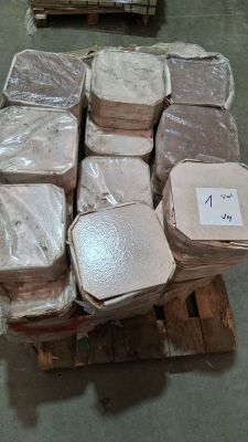 un tas de denrées alimentaires posé sur une palette dans un entrepôt