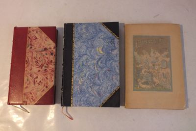 trois livres alignés sur une table