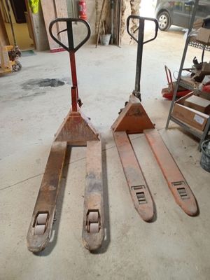 2 transpalettes manuels anciens modèles DONT 1 HS - VENDU SU…