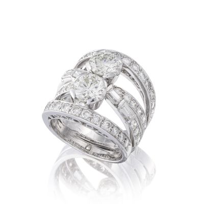 gros plan d'une bague en diamant sur fond blanc