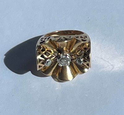 une image d'une bague en or avec un diamant au centre