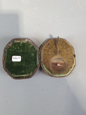 deux boîtes vertes et dorées posées sur une table blanche