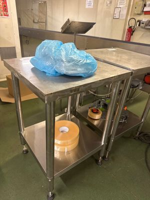 une table sur laquelle est posé un sac, dans une cuisine