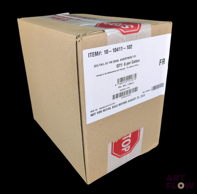 une boîte en carton sur laquelle est collé un autocollant sur le côté