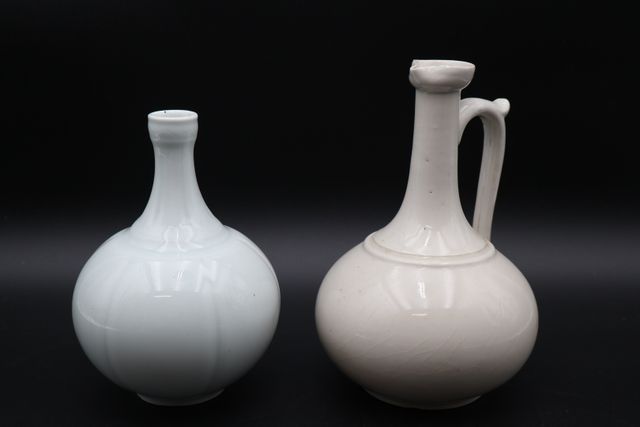 Deux bouteilles en porcelaine, l’une Bernardaud