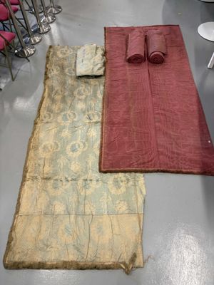 deux morceaux de tissu posés côte à côte sur le sol