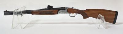 le fusil repose sur un socle transparent muni d'un support en plastique transparent